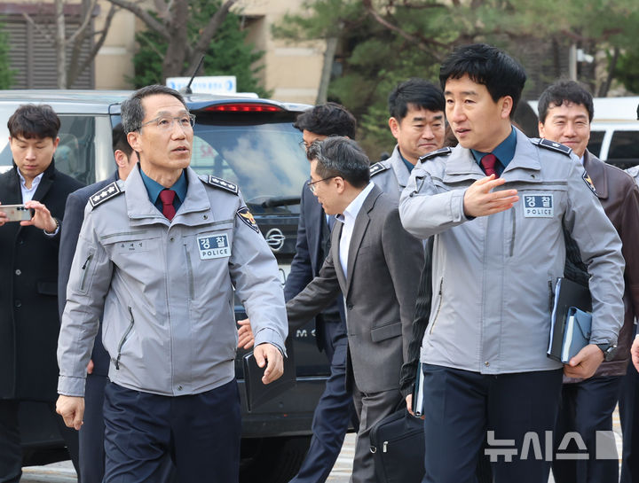 [부천=뉴시스] 전진환 기자 = 유재성 경찰청장 직무대행이 지난 3월 20일 오전 관계성 범죄 대응 현황 및 전수 점검을 위해 경기 부천원미경찰서를 찾아 김형률 서장과 이동하고 있다. 2026.03.20. amin2@newsis.com
