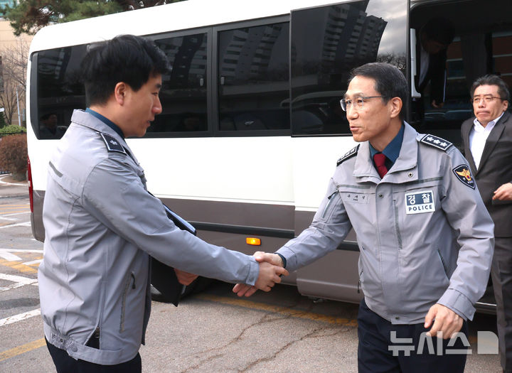 [부천=뉴시스] 전진환 기자 = 유재성(오른쪽) 경찰청장 직무대행이 20일 오전 관계성 범죄 대응 현황 및 전수 점검을 위해 경기 부천원미경찰서를 찾아 김형률 서장을 격려하고 있다. 2026.03.20. amin2@newsis.com