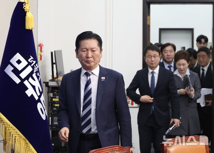 [서울=뉴시스] 조성봉 기자 = 정청래 더불어민주당 대표가 20일 오전 서울 여의도 국회에서 열린 최고위원회의에 참석하고 있다.2026.03.20. suncho21@newsis.com