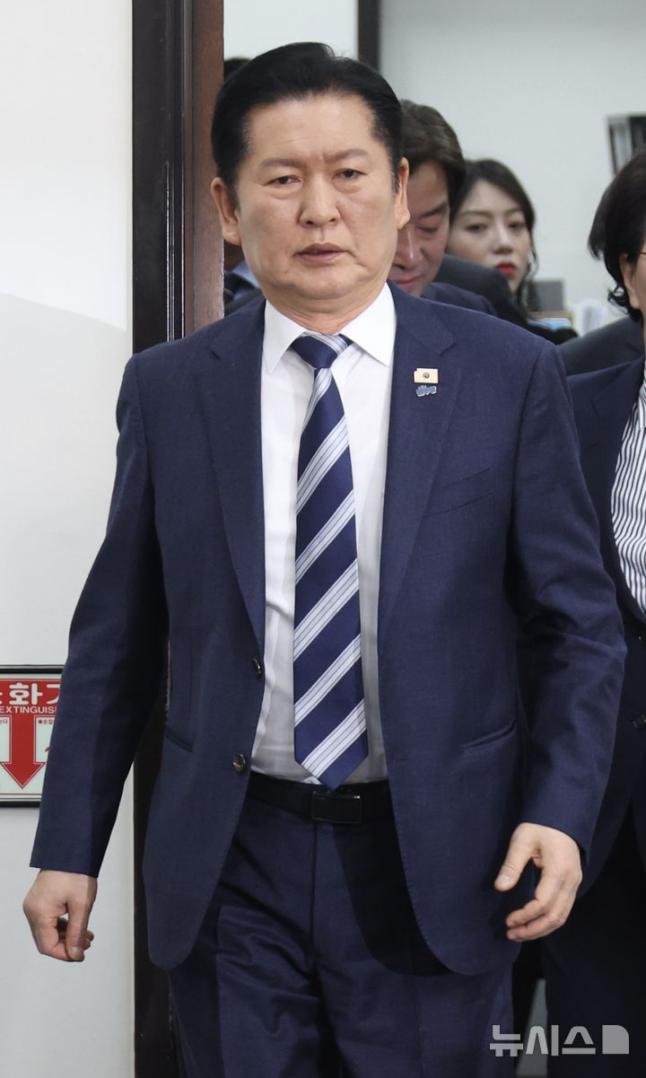 [서울=뉴시스] 조성봉 기자 = 정청래 더불어민주당 대표가 20일 오전 서울 여의도 국회에서 열린 최고위원회의에 참석하고 있다.2026.03.20. suncho21@newsis.com