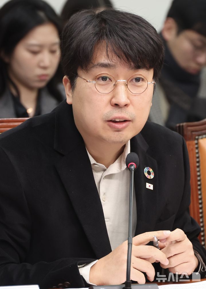 [서울=뉴시스] 조성봉 기자 = 차지호 더불어민주당 미래전략사무부총장이 20일 오전 서울 여의도 국회에서 열린 최고위원회의에서 발언을 하고 있다.2026.03.20. suncho21@newsis.com