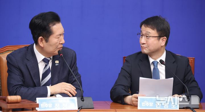 [서울=뉴시스] 조성봉 기자 = 정청래 더불어민주당 대표가 지난달 20일 오전 서울 여의도 국회에서 열린 최고위원회의에서 한병도 원내대표와 대화를 하고 있다.2026.03.20. suncho21@newsis.com