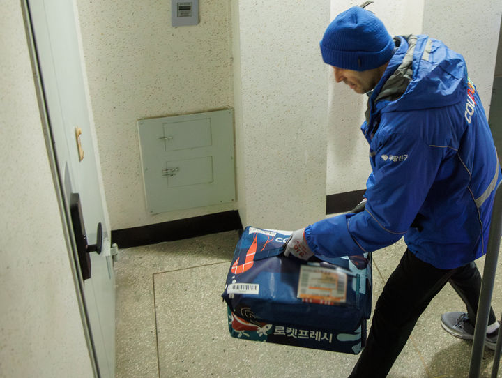 [서울=뉴시스] 해롤드 로저스 쿠팡 임시대표가 지난 19일부터 20일까지 경기 성남시 중원구 일대에서 새벽배송 체험을 하고 있다.이번 체험은 새벽배송 기사의 일상적인 업무 전 과정을 경험하도록 진행됐다. 앞서 염태영 더불어민주당 의원은 지난해 12월 말 청문회에서 로저스 대표에 심야 배송 업무를 같이 해볼 것을 제안했고, 로저스 대표는 함께 배송하기로 약속했다. (사진=쿠팡 제공) 2026.03.20. photo@newsis.com *재판매 및 DB 금지