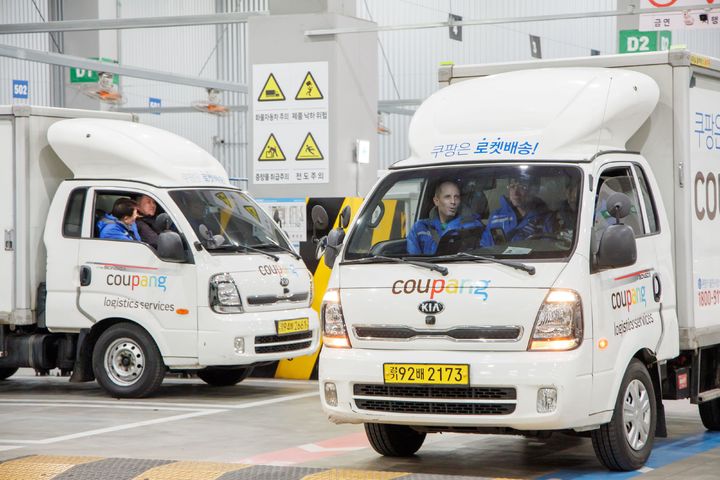 [서울=뉴시스] 해롤드 로저스 쿠팡 임시대표와 염태영 더불어민주당 의원이 19일 경기 성남시 야탑 쿠팡로지스틱스(CLS) 배송캠프에서 새벽배송 체험에 나서고 있다.이번 체험은 새벽배송 기사의 일상적인 업무 전 과정을 경험하도록 진행됐으며 로저스 대표와 염 의원은 성남시 중원구 일대를 돌며 배송했다. 앞서 염 의원은 지난해 12월 말 청문회에서 로저스 대표에 심야 배송 업무를 같이 해볼 것을 제안했고, 로저스 대표는 함께 배송하기로 약속했다. (사진=쿠팡 제공) 2026.03.20. photo@newsis.com *재판매 및 DB 금지