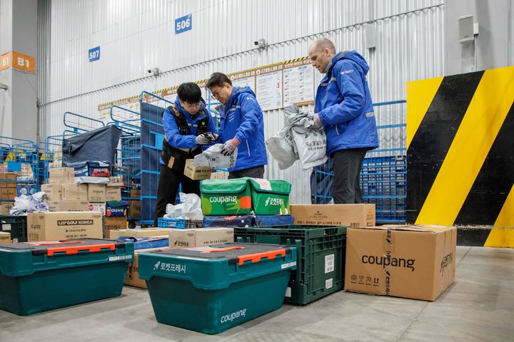 [서울=뉴시스] 해롤드 로저스 쿠팡 임시대표와 염태영 더불어민주당 의원이 19일 경기 성남시 야탑 쿠팡로지스틱스(CLS) 배송캠프에서 새벽배송 물품을 정리하고 있다.이번 체험은 새벽배송 기사의 일상적인 업무 전 과정을 경험하도록 진행됐으며 로저스 대표와 염 의원은 성남시 중원구 일대를 돌며 배송했다. 앞서 염 의원은 지난해 12월 말 청문회에서 로저스 대표에 심야 배송 업무를 같이 해볼 것을 제안했고, 로저스 대표는 함께 배송하기로 약속했다. (사진=쿠팡 제공) 2026.03.20. photo@newsis.com *재판매 및 DB 금지