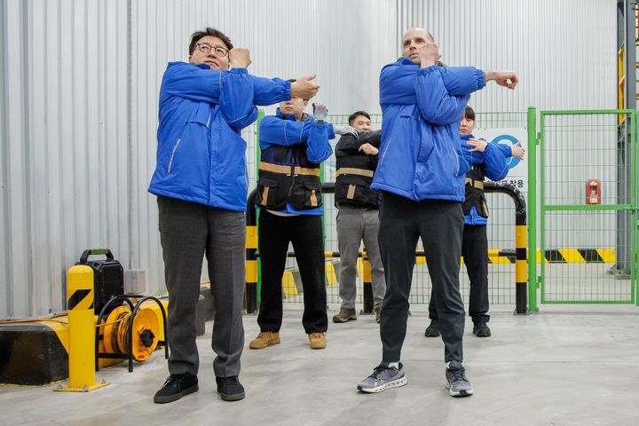 [서울=뉴시스] 해롤드 로저스 쿠팡 임시대표와 염태영 더불어민주당 의원이 19일 경기 성남시 야탑 쿠팡로지스틱스(CLS) 배송캠프에서 새벽배송 체험에 앞서 준비운동을 하고 있다.이번 체험은 새벽배송 기사의 일상적인 업무 전 과정을 경험하도록 진행됐으며 로저스 대표와 염 의원은 성남시 중원구 일대를 돌며 배송했다. 앞서 염 의원은 지난해 12월 말 청문회에서 로저스 대표에 심야 배송 업무를 같이 해볼 것을 제안했고, 로저스 대표는 함께 배송하기로 약속했다. (사진=쿠팡 제공) 2026.03.20. photo@newsis.com *재판매 및 DB 금지
