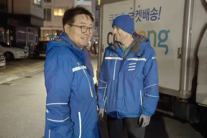 [서울=뉴시스] 해롤드 로저스 쿠팡 임시대표와 염태영 더불어민주당 의원이 지난 19일부터 20일까지 경기 성남시 중원구 일대에서 새벽배송 체험을 하고 있다.이번 체험은 새벽배송 기사의 일상적인 업무 전 과정을 경험하도록 진행됐다. 앞서 염 의원은 지난해 12월 말 청문회에서 로저스 대표에 심야 배송 업무를 같이 해볼 것을 제안했고, 로저스 대표는 함께 배송하기로 약속했다. (사진=쿠팡 제공) 2026.03.20. photo@newsis.com *재판매 및 DB 금지