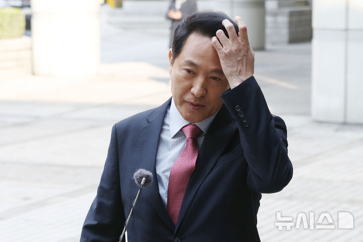 [서울=뉴시스] 김혜진 기자 = '명태균 여론조사비 대납' 의혹으로 기소된 오세훈 서울시장이 20일 오전 서울 서초구 서울중앙지방법원에서 열린 정치자금법 위반 혐의 관련 3차 공판에 출석하고 있다. (공동취재) 2026.03.20. photo@newsis.com