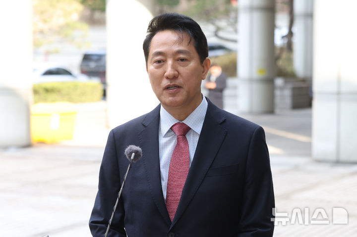 [서울=뉴시스] 김혜진 기자 = '명태균 여론조사비 대납' 의혹으로 기소된 오세훈 서울시장이 20일 오전 서울 서초구 서울중앙지방법원에서 열린 정치자금법 위반 혐의 관련 3차 공판에 출석하며 입장을 말하고 있다. (공동취재) 2026.03.20. photo@newsis.com