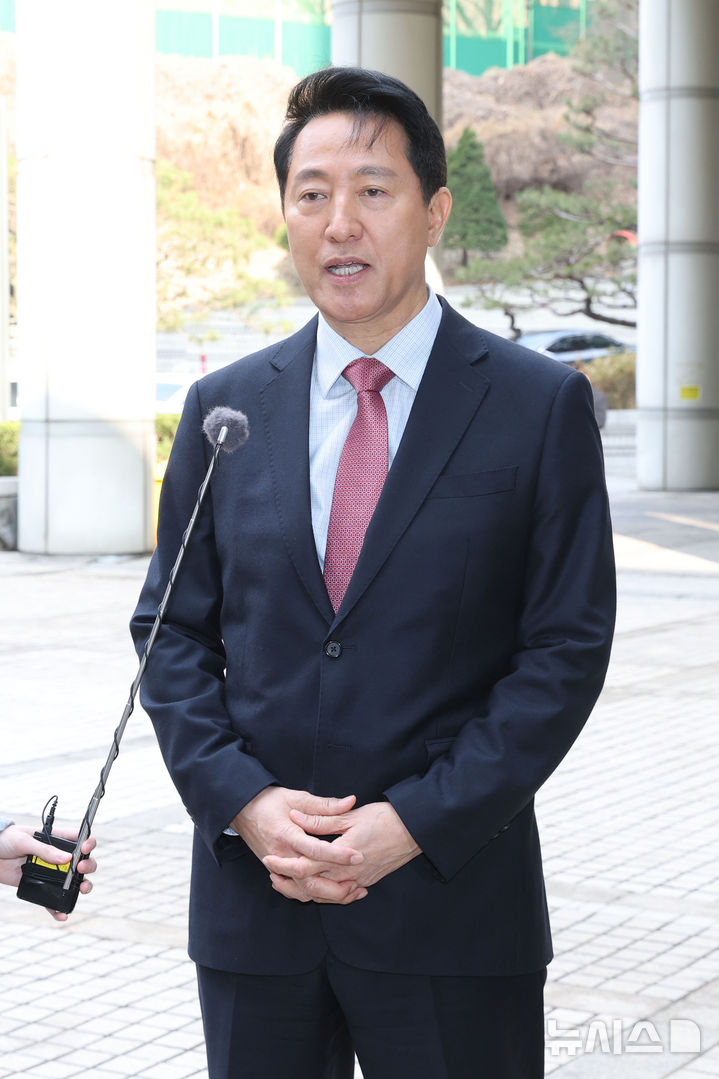 [서울=뉴시스] 김혜진 기자 = '명태균 여론조사비 대납' 의혹으로 기소된 오세훈 서울시장이 20일 오전 서울 서초구 서울중앙지방법원에서 열린 정치자금법 위반 혐의 관련 3차 공판에 출석하며 입장을 말하고 있다. (공동취재) 2026.03.20. photo@newsis.com