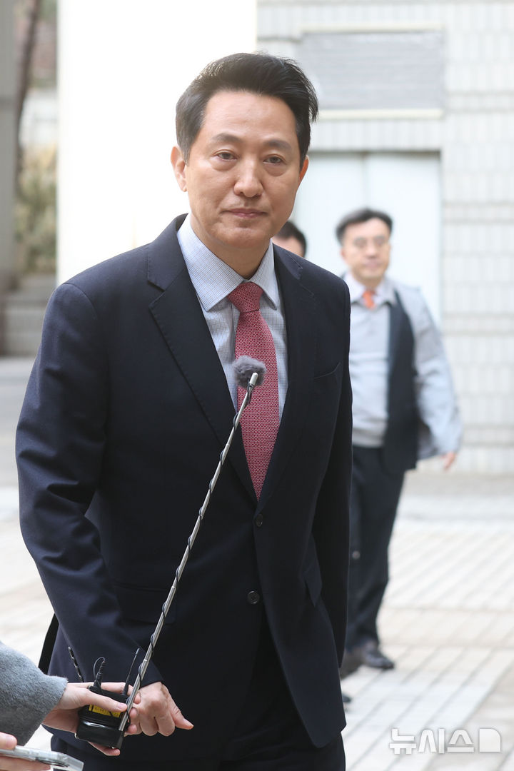 [서울=뉴시스] 김혜진 기자 = '명태균 여론조사비 대납' 의혹으로 기소된 오세훈 서울시장이 20일 오전 서울 서초구 서울중앙지방법원에서 열린 정치자금법 위반 혐의 관련 3차 공판에 출석하고 있다. (공동취재) 2026.03.20. photo@newsis.com