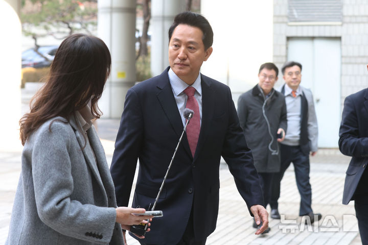 [서울=뉴시스] 김혜진 기자 = '명태균 여론조사비 대납' 의혹으로 기소된 오세훈 서울시장이 20일 오전 서울 서초구 서울중앙지방법원에서 열린 정치자금법 위반 혐의 관련 3차 공판에 출석하고 있다. (공동취재) 2026.03.20. photo@newsis.com