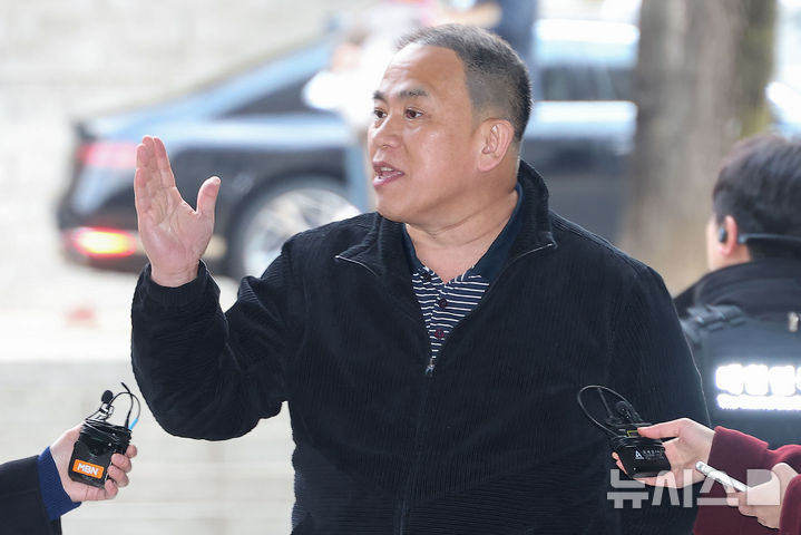 [서울=뉴시스] 김혜진 기자 = 명태균 씨가 20일 서울 서초구 서울중앙지방법원에서 열린 오세훈 서울시장의 '여론조사비 대납' 의혹 재판에 증인으로 출석하며 입장을 말하고 있다. (공동취재) 2026.03.20. photo@newsis.com