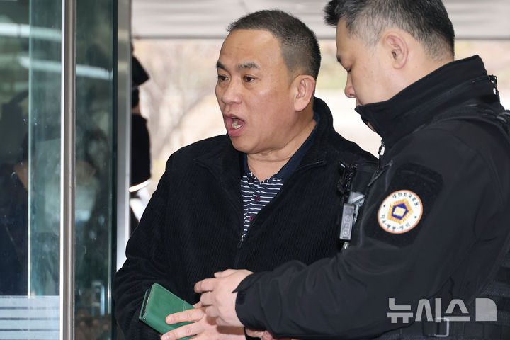 [서울=뉴시스] 김혜진 기자 = 명태균 씨가 20일 서울 서초구 서울중앙지방법원에서 열린 오세훈 서울시장의 '여론조사비 대납' 의혹 재판에 증인으로 출석하며 입장을 말하고 있다. (공동취재) 2026.03.20. photo@newsis.com