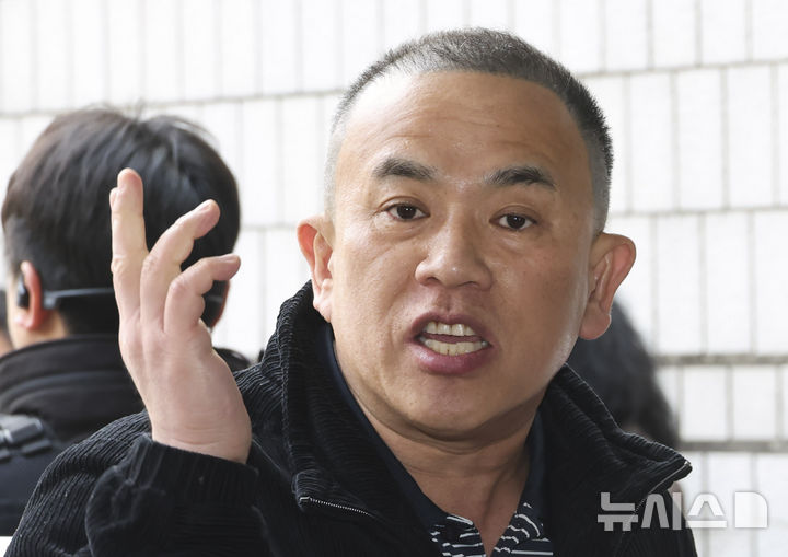 [서울=뉴시스] 김혜진 기자 = 명태균 씨가 20일 서울 서초구 서울중앙지방법원에서 열린 오세훈 서울시장의 '여론조사비 대납' 의혹 재판에 증인으로 출석하며 입장을 말하고 있다. (공동취재) 2026.03.20. photo@newsis.com