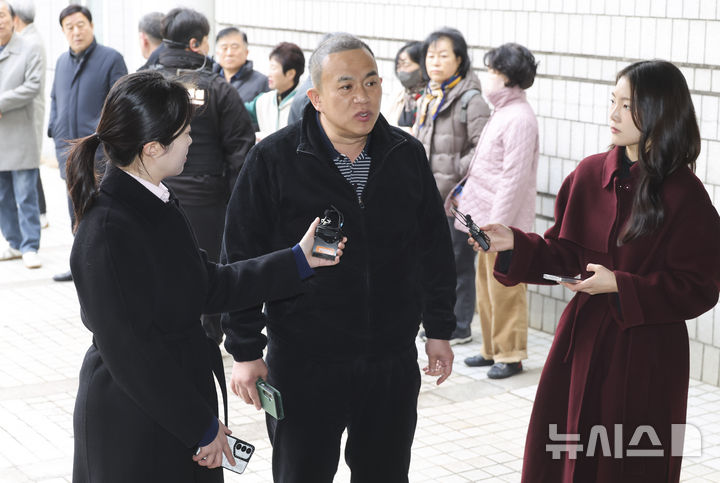 [서울=뉴시스] 김혜진 기자 = 명태균 씨가 20일 서울 서초구 서울중앙지방법원에서 열린 오세훈 서울시장의 '여론조사비 대납' 의혹 재판에 증인으로 출석하며 입장을 말하고 있다. (공동취재) 2026.03.20. photo@newsis.com