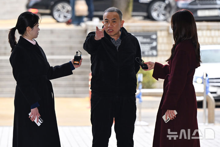 [서울=뉴시스] 김혜진 기자 = 명태균 씨가 20일 서울 서초구 서울중앙지방법원에서 열린 오세훈 서울시장의 '여론조사비 대납' 의혹 재판에 증인으로 출석하며 입장을 말하고 있다. (공동취재) 2026.03.20. photo@newsis.com