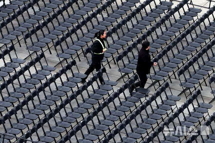 [서울=뉴시스] 박진희 기자 = BTS(방탄소년단) 컴백 광화문 공연을 앞둔 20일 서울 광화문광장에서 공연 준비작업이 이뤄지고 있다. 2026.03.20. pak7130@newsis.com