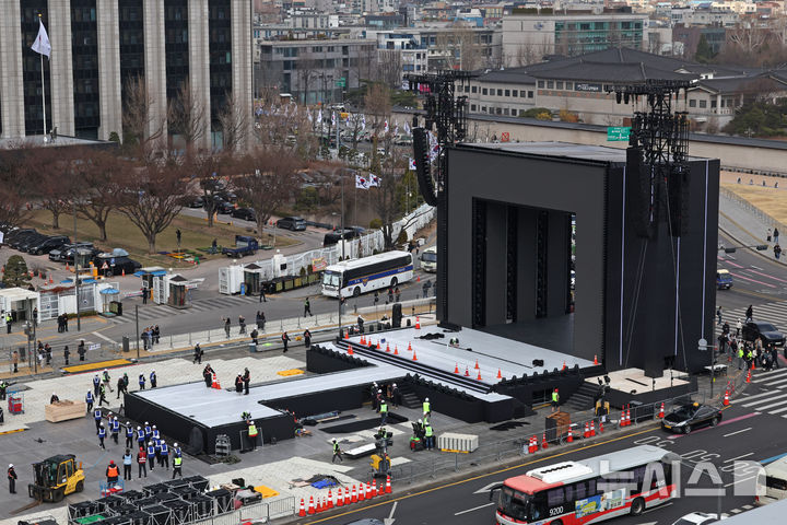 [서울=뉴시스] 박진희 기자 = BTS(방탄소년단)의 광화문 공연을 앞둔 20일 서울 광화문광장에서 공연 준비작업이 이뤄지고 있다. 2026.03.20. pak7130@newsis.com