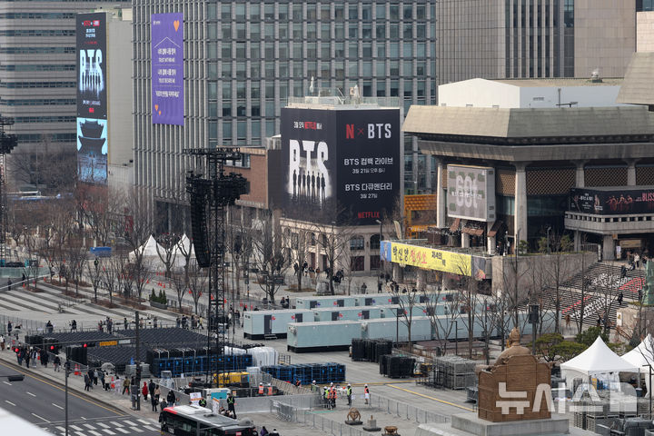 [서울=뉴시스] 박진희 기자 = BTS(방탄소년단)의 광화문 공연을 앞둔 20일 서울 광화문광장에서 공연 준비작업이 이뤄지고 있다. 2026.03.20. pak7130@newsis.com