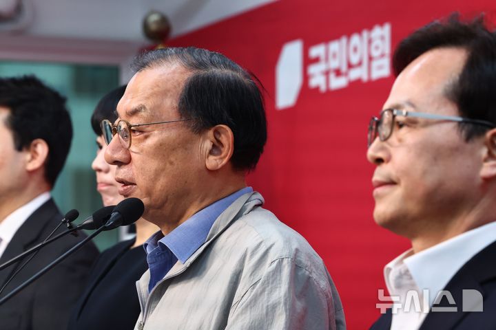 [서울=뉴시스] 김명년 기자 = 이정현 국민의힘 공천관리위원장이 20일 오전 서울 여의도 국민의힘 중앙당사에서 경북지사 예비경선 결과를 발표하고 있다. 이 위원장은 김재원 최고위원이 결선에 진출해 이철우 지사와 본경선을 치룬다고 밝혔다. 2026.03.20. kmn@newsis.com