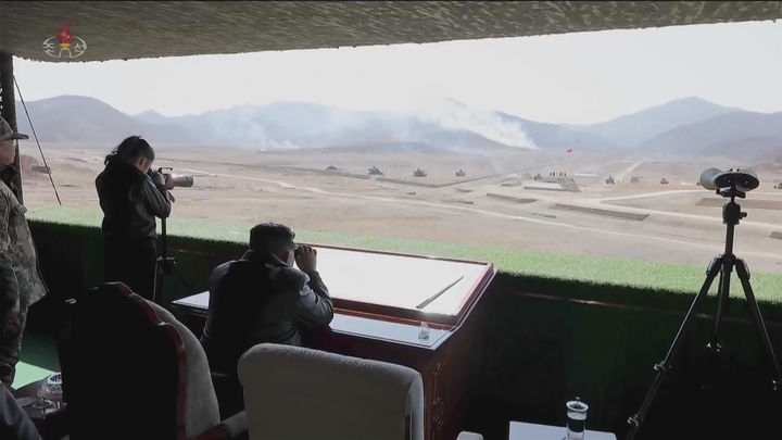 [서울=뉴시스] 북한 조선중앙TV는 김정은 국무위원장과 딸 김주애가 지난 19일 조선인민군 수도방어군단 직속 평양 제60훈련기지를 방문해 신형 전차를 동원한 전술훈련을 참관했다고 20일 보도했다. (사진=조선중앙TV 캡처) 2026.03.20. photo@newsis.com *재판매 및 DB 금지