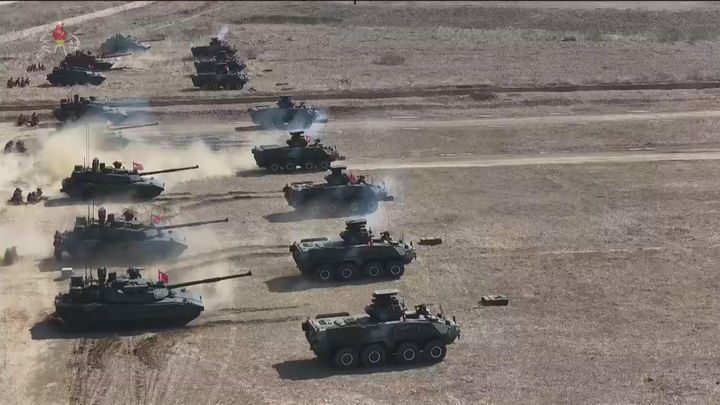 [서울=뉴시스] 북한 조선중앙TV는 김정은 국무위원장과 딸 김주애가 지난 19일 조선인민군 수도방어군단 직속 평양 제60훈련기지를 방문해 신형 전차를 동원한 전술훈련을 참관했다고 20일 보도했다. (사진=조선중앙TV 캡처) 2026.03.20. photo@newsis.com *재판매 및 DB 금지