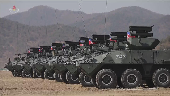 [서울=뉴시스] 북한 조선중앙TV는 김정은 국무위원장과 딸 김주애가 지난 19일 조선인민군 수도방어군단 직속 평양 제60훈련기지를 방문해 신형 전차를 동원한 전술훈련을 참관했다고 20일 보도했다. (사진=조선중앙TV 캡처) 2026.03.20. photo@newsis.com *재판매 및 DB 금지