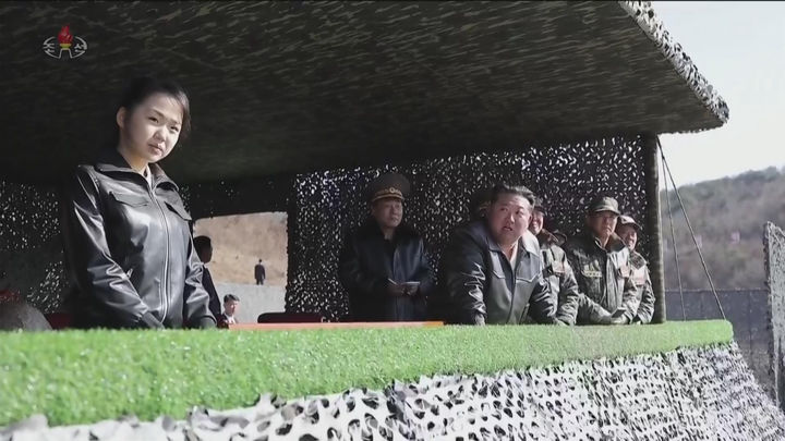 [서울=뉴시스] 북한 조선중앙TV는 김정은 국무위원장과 딸 김주애가 지난 19일 조선인민군 수도방어군단 직속 평양 제60훈련기지를 방문해 신형 전차를 동원한 전술훈련을 참관했다고 20일 보도했다. (사진=조선중앙TV 캡처) 2026.03.20. photo@newsis.com *재판매 및 DB 금지