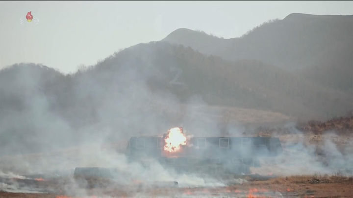 [서울=뉴시스] 북한 조선중앙TV는 김정은 국무위원장과 딸 김주애가 지난 19일 조선인민군 수도방어군단 직속 평양 제60훈련기지를 방문해 신형 전차를 동원한 전술훈련을 참관했다고 20일 보도했다. (사진=조선중앙TV 캡처) 2026.03.20. photo@newsis.com *재판매 및 DB 금지