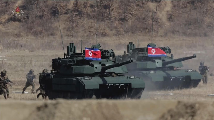 [서울=뉴시스] 북한 조선중앙TV는 김정은 국무위원장과 딸 김주애가 지난 19일 조선인민군 수도방어군단 직속 평양 제60훈련기지를 방문해 신형 전차를 동원한 전술훈련을 참관했다고 20일 보도했다. (사진=조선중앙TV 캡처) 2026.03.20. photo@newsis.com *재판매 및 DB 금지