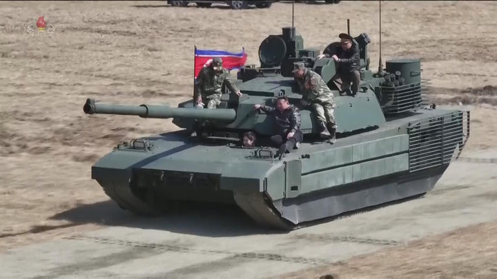 [서울=뉴시스] 북한 조선중앙TV는 김정은 국무위원장과 딸 김주애가 지난 19일 조선인민군 수도방어군단 직속 평양 제60훈련기지를 방문해 신형 전차를 동원한 전술훈련을 참관했다고 20일 보도했다. (사진=조선중앙TV 캡처) 2026.03.20. photo@newsis.com *재판매 및 DB 금지