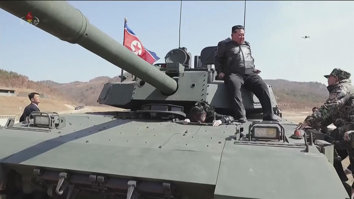 [서울=뉴시스] 북한 조선중앙TV는 김정은 국무위원장과 딸 김주애가 지난 19일 조선인민군 수도방어군단 직속 평양 제60훈련기지를 방문해 신형 전차를 동원한 전술훈련을 참관했다고 20일 보도했다. (사진=조선중앙TV 캡처) 2026.03.20. photo@newsis.com *재판매 및 DB 금지