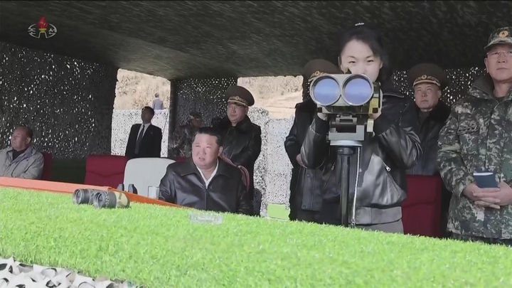 [서울=뉴시스] 북한 조선중앙TV는 김정은 국무위원장과 딸 김주애가 지난 19일 조선인민군 수도방어군단 직속 평양 제60훈련기지를 방문해 신형 전차를 동원한 전술훈련을 참관했다고 20일 보도했다. (사진=조선중앙TV 캡처) 2026.03.20. photo@newsis.com *재판매 및 DB 금지
