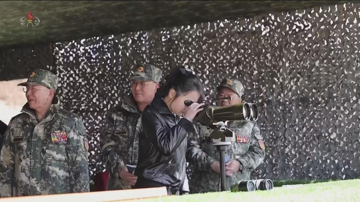 [서울=뉴시스] 북한 조선중앙TV는 김정은 국무위원장과 딸 김주애가 지난 19일 조선인민군 수도방어군단 직속 평양 제60훈련기지를 방문해 신형 전차를 동원한 전술훈련을 참관했다고 20일 보도했다. (사진=조선중앙TV 캡처) 2026.03.20. photo@newsis.com *재판매 및 DB 금지