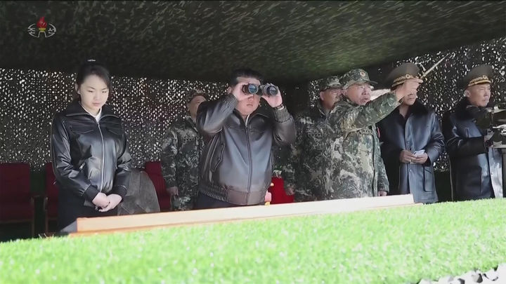 [서울=뉴시스] 북한 조선중앙TV는 김정은 국무위원장과 딸 김주애가 지난 19일 조선인민군 수도방어군단 직속 평양 제60훈련기지를 방문해 신형 전차를 동원한 전술훈련을 참관했다고 20일 보도했다. (사진=조선중앙TV 캡처) 2026.03.20. photo@newsis.com *재판매 및 DB 금지