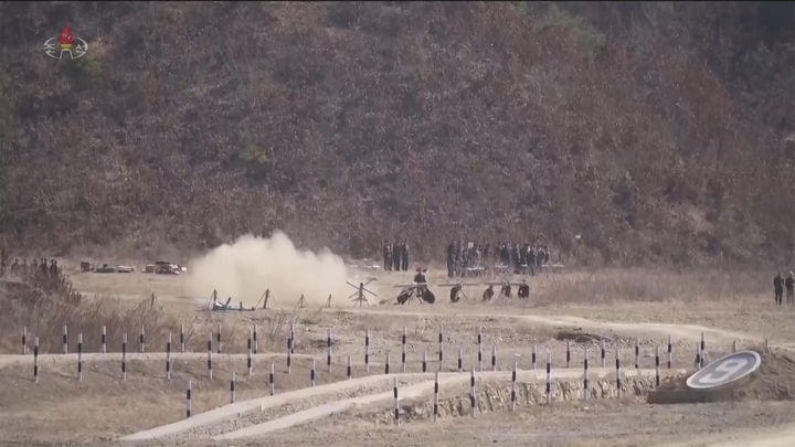 [서울=뉴시스] 북한 조선중앙TV는 김정은 국무위원장과 딸 김주애가 지난 19일 조선인민군 수도방어군단 직속 평양 제60훈련기지를 방문해 신형 전차를 동원한 전술훈련을 참관했다고 20일 보도했다. (사진=조선중앙TV 캡처) 2026.03.20. photo@newsis.com *재판매 및 DB 금지