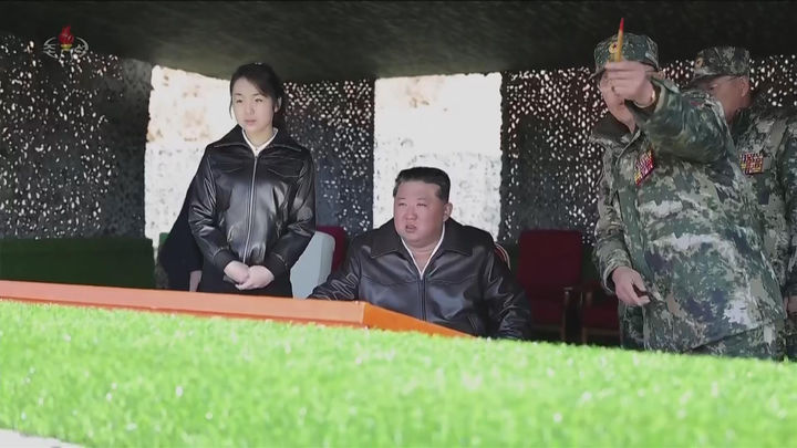 [서울=뉴시스] 북한 조선중앙TV는 김정은 국무위원장과 딸 김주애가 지난 19일 조선인민군 수도방어군단 직속 평양 제60훈련기지를 방문해 신형 전차를 동원한 전술훈련을 참관했다고 20일 보도했다. (사진=조선중앙TV 캡처) 2026.03.20. photo@newsis.com *재판매 및 DB 금지