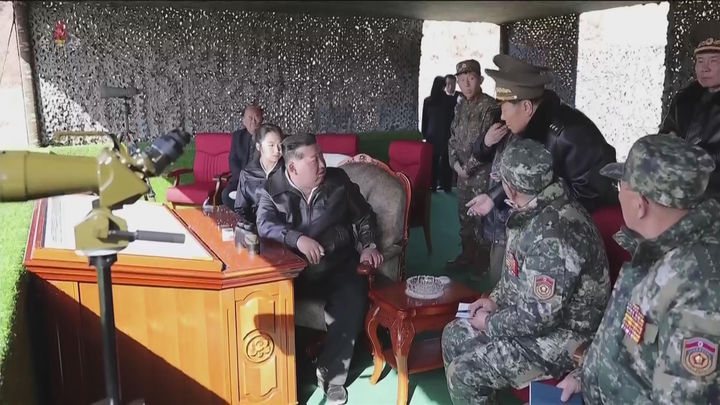 [서울=뉴시스] 북한 조선중앙TV는 김정은 국무위원장과 딸 김주애가 지난 19일 조선인민군 수도방어군단 직속 평양 제60훈련기지를 방문해 신형 전차를 동원한 전술훈련을 참관했다고 20일 보도했다. (사진=조선중앙TV 캡처) 2026.03.20. photo@newsis.com *재판매 및 DB 금지