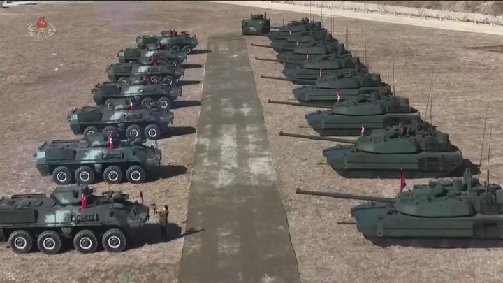 [서울=뉴시스] 북한 조선중앙TV는 김정은 국무위원장과 딸 김주애가 지난 19일 조선인민군 수도방어군단 직속 평양 제60훈련기지를 방문해 신형 전차를 동원한 전술훈련을 참관했다고 20일 보도했다. (사진=조선중앙TV 캡처) 2026.03.20. photo@newsis.com *재판매 및 DB 금지