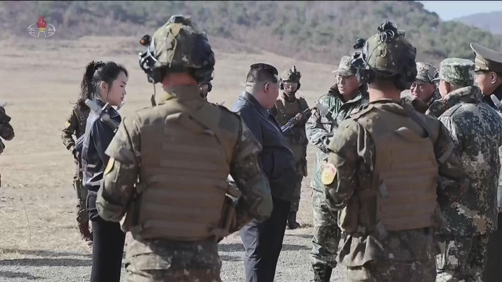 [서울=뉴시스] 북한 조선중앙TV는 김정은 국무위원장과 딸 김주애가 지난 19일 조선인민군 수도방어군단 직속 평양 제60훈련기지를 방문해 신형 전차를 동원한 전술훈련을 참관했다고 20일 보도했다. (사진=조선중앙TV 캡처) 2026.03.20. photo@newsis.com *재판매 및 DB 금지