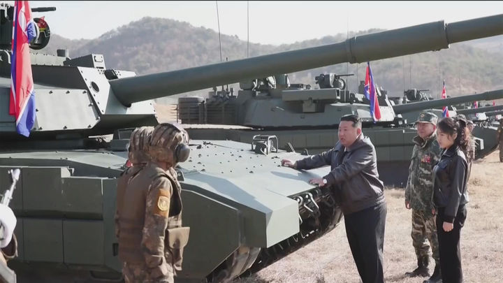 [서울=뉴시스] 북한 조선중앙TV는 김정은 국무위원장과 딸 김주애가 지난 19일 조선인민군 수도방어군단 직속 평양 제60훈련기지를 방문해 신형 전차를 동원한 전술훈련을 참관했다고 20일 보도했다. (사진=조선중앙TV 캡처) 2026.03.20. photo@newsis.com *재판매 및 DB 금지