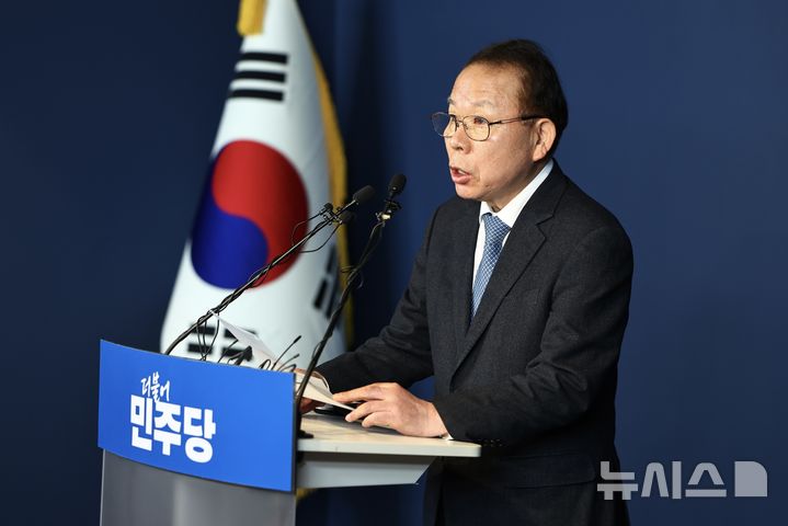 [서울=뉴시스] 김명년 기자 = 김이수 더불어민주당 공천관리위원장이 20일 오전 서울 여의도 민주당 중앙당사에서 대전시장 및 충남지사 공천 심사 결과를 발표하고 있다. 2026.03.20. kmn@newsis.com