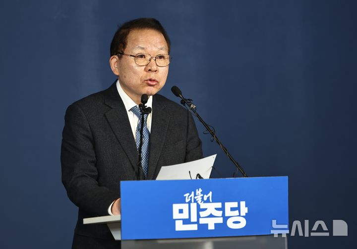 [서울=뉴시스] 김명년 기자 = 김이수 더불어민주당 공천관리위원장이 20일 오전 서울 여의도 민주당 중앙당사에서 대전시장 및 충남지사 공천 심사 결과를 발표하고 있다. 2026.03.20. kmn@newsis.com