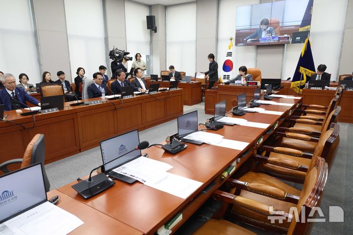 [서울=뉴시스] 조성봉 기자 = 서영교 국회 국조특위 위원장이 20일 오전 서울 여의도 국회에서 열린 윤석열정권정치검찰조작기소의혹사건 진상규명국정조사특별위원회에서 의사봉을 두드리고 있다. 이날 국민의힘은 '일방적 국조특위 구성'에 항의하며 퇴장했다. 2026.03.20. suncho21@newsis.com