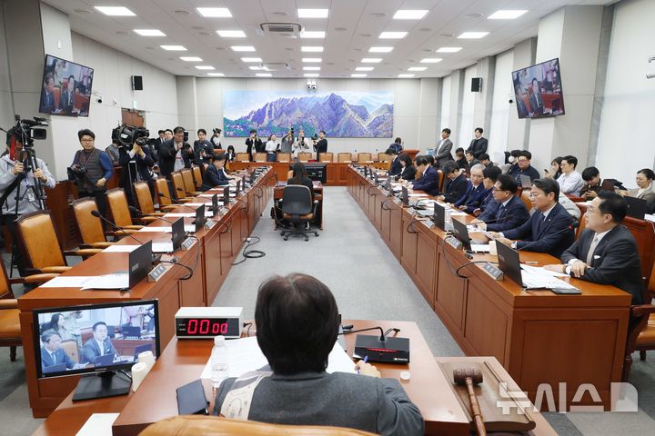 [서울=뉴시스] 조성봉 기자 = 서영교 국회 국조특위 위원장이 20일 오전 서울 여의도 국회에서 열린 윤석열정권정치검찰조작기소의혹사건 진상규명국정조사특별위원회에서 회의를 주재하고 있다. 2026.03.20. suncho21@newsis.com