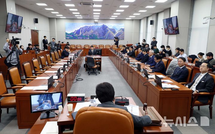 [서울=뉴시스] 조성봉 기자 = 서영교 국회 국조특위 위원장이 20일 오전 서울 여의도 국회에서 열린 윤석열정권정치검찰조작기소의혹사건 진상규명국정조사특별위원회에서 의사봉을 두드리고 있다. 2026.03.20. suncho21@newsis.com