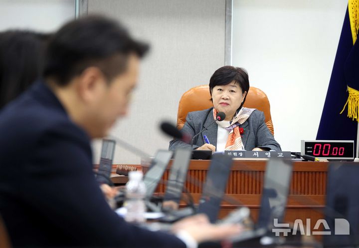 [서울=뉴시스] 조성봉 기자 = 서영교 국회 국조특위 위원장 20일 오전 서울 여의도 국회에서 열린 윤석열정권정치검찰조작기소의혹사건 진상규명국정조사특별위원회에서 의원들의 발언을 경청하고 있다. 2026.03.20. suncho21@newsis.com