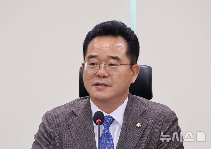 [서울=뉴시스] 김금보 기자 = 민병덕 더불어민주당 을지로위원회 위원장이 20일 오전 서울 여의도 국회 의원회관에서 열린 '유가급등에 따른 대책 마련을 위한 정유업계 간담회' 에서 발언을 하고 있다. 2026.03.20. kgb@newsis.com