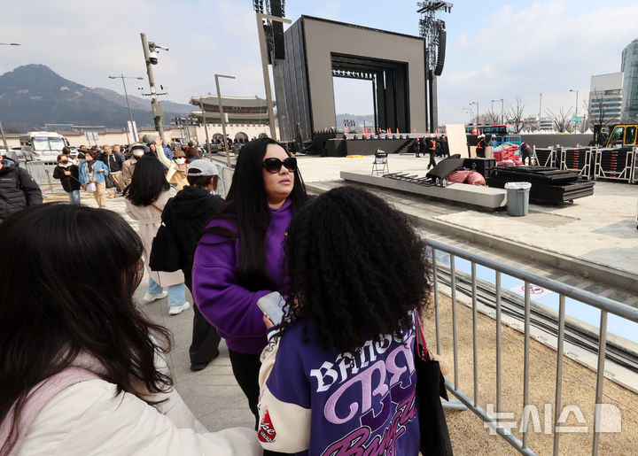 [서울=뉴시스] 조성우 기자 = 방탄소년단(BTS) 컴백 공연을 하루 앞둔 20일 서울 종로구 광화문광장에서 공연 준비가 한창인 가운데 관광객이 무대를 살펴보고 있다. 2026.03.20. xconfind@newsis.com